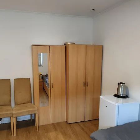 Monteurzimmer Naehe S-bahn Проживание в семье